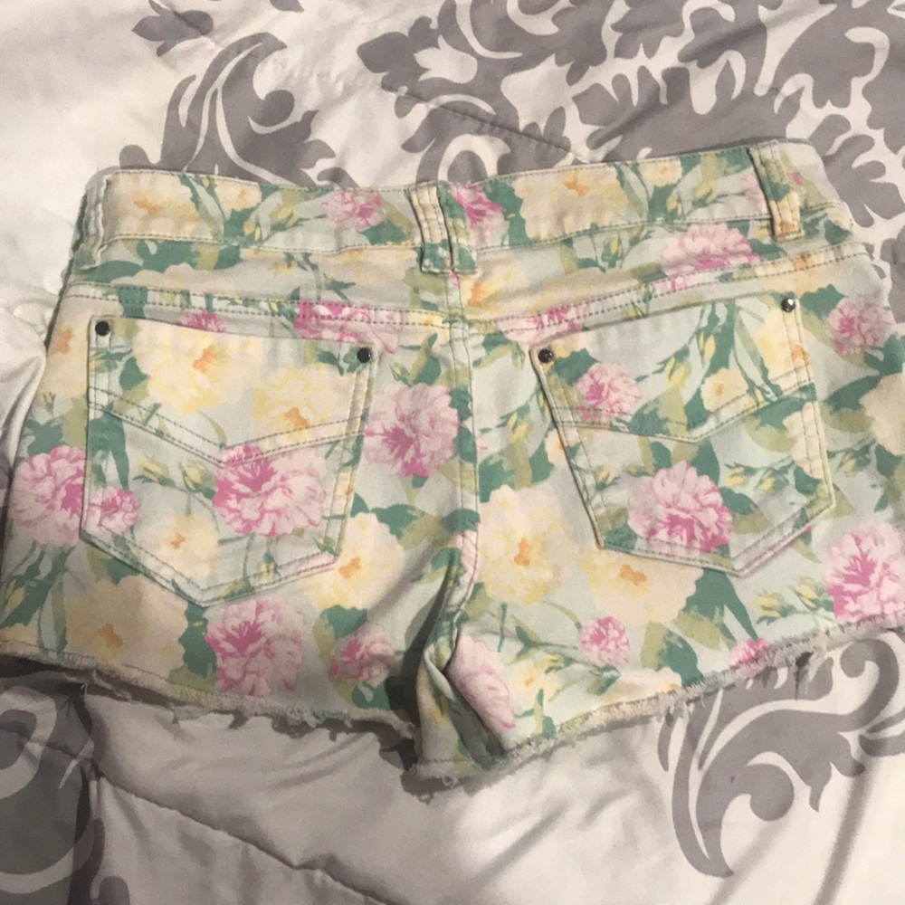 Shorts - Picture 2 of 3